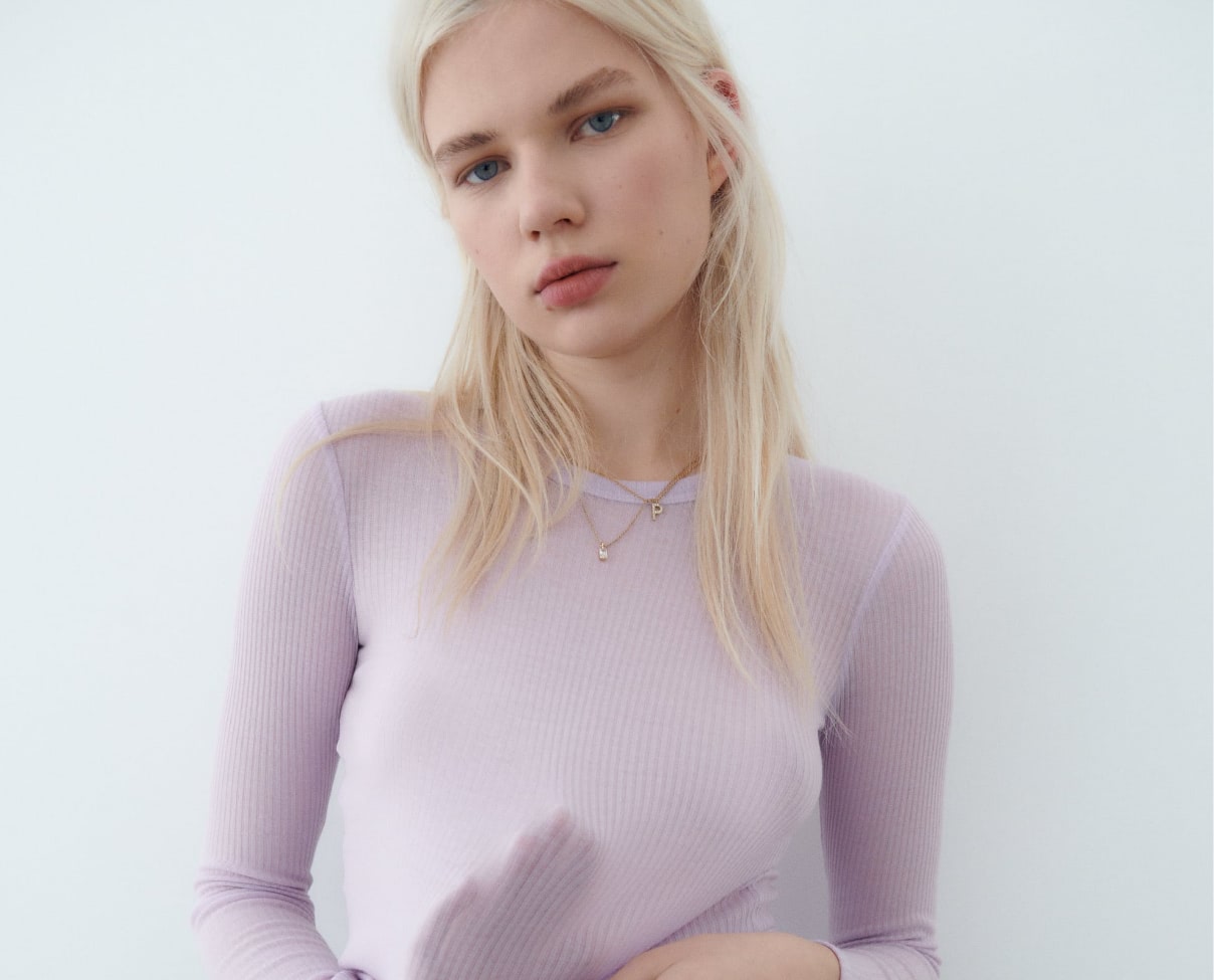 Femme avec un pull