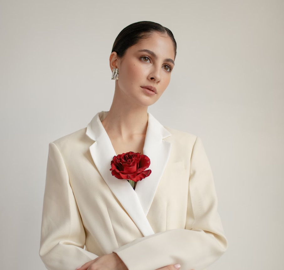 Femme qui porte une fleur